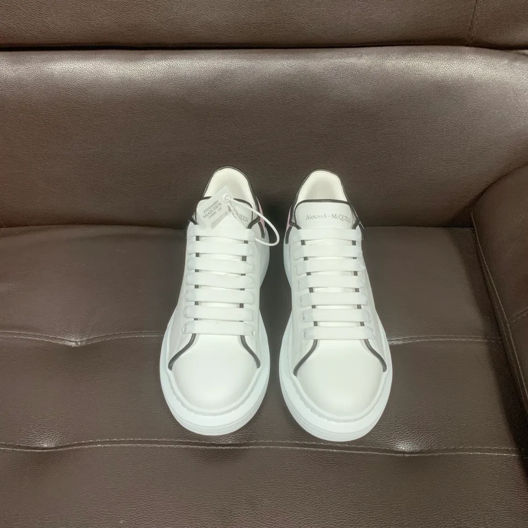 👟👟Ex-factory price 560👟👟 Professional McQueen factory. Top version. Couple style👫 Alexander McQUEEN high version has been upgraded to the highest quality again✅ 💪McQueen Spring, Summer, Autumn and Winter Top version Purchasing level✅ Recruiting national online and offline agents to join🤝 🏆Fabric: Italian imported leather, high texture, water-resistant and does not discolor, 🏆Inner: ️Grade A water-dyed sheepskin imported from Italy is dirt-resistant, sweat-absorbent, breathable and comfortable... The heel is embossed with high temperature convex and concave. 🏆 Foot pads: top-grade Italian super-soft cowhide leather 🏆 Outsole: PU original green transparent counter 1:1 🏆 Shoe box: original beige box. Plus white flip cover and double layer protection. Cloth bag, handbag. Certificate of 1:1 mold opening 4-piece set. Delivered with a pair of shoelaces. 🖕🏿🖕🏿🖕🏿You can choose any pair of shoelaces in any color of our factory. 🏆Code number: female 34-41. male 38-46. 🏆Special remarks (female size 34.40.41, male size 38.45.46 are customized and cannot be returned or exchanged) Please note when placing an order in Niuli! Win-win cooperation🤝